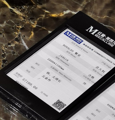 吳先生購買的餐桌銘牌顯示是意大利BONALDO品牌。 本文圖片 受訪者提供